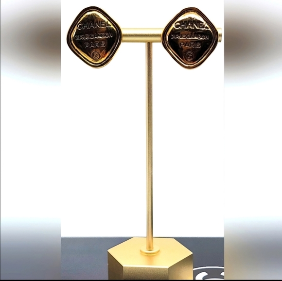 EUC Chanel Gold Clip Earrings - Picture 5 of 5